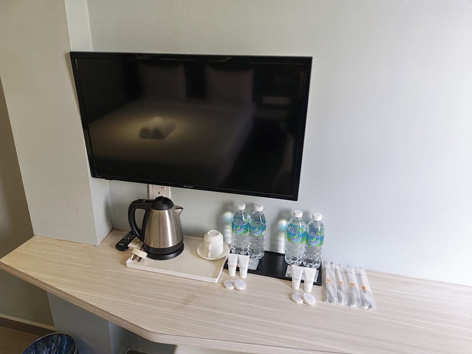 Super Family with Window  | In-room safe, desk, iron/ironing board (on request), WiFi (free)