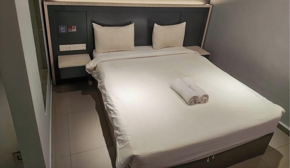 Superior Queen with Window  | In-room safe, desk, iron/ironing board (on request), WiFi (free)