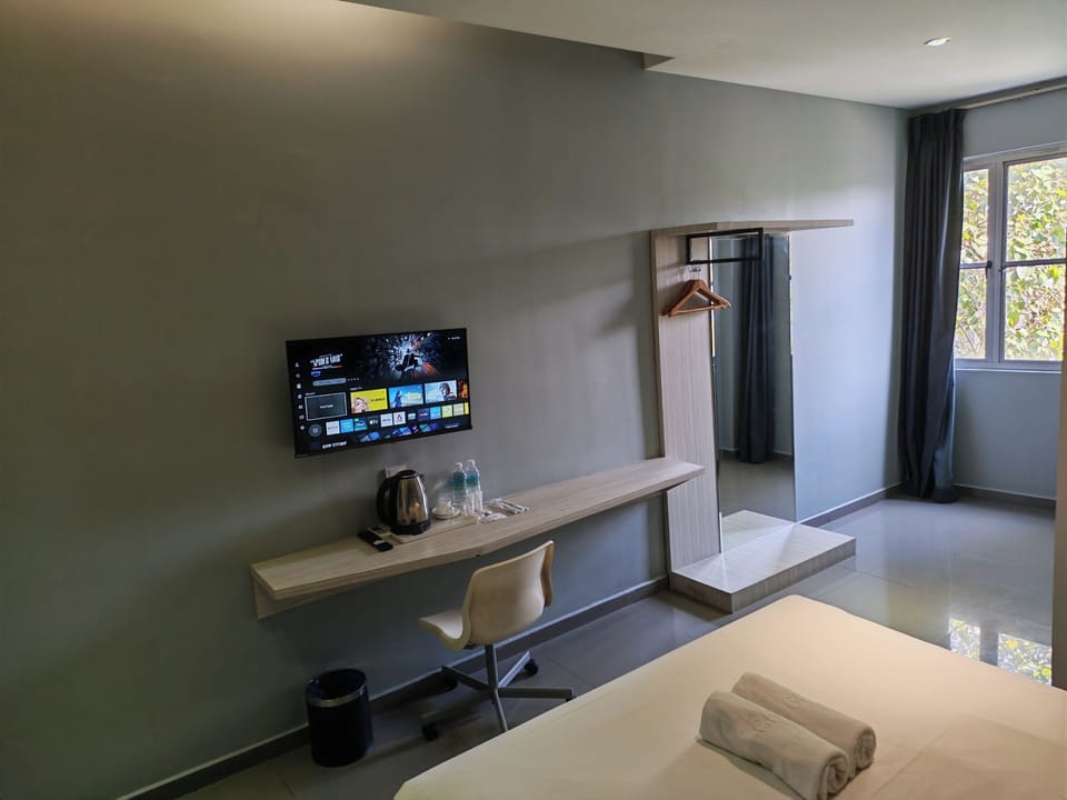 Deluxe Queen | In-room safe, desk, iron/ironing board (on request), WiFi (free)