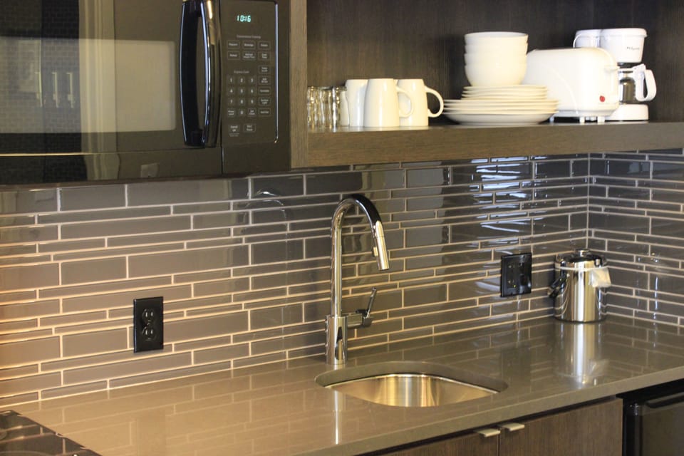Premier Corner King | Private kitchenette | Mini-fridge, microwave