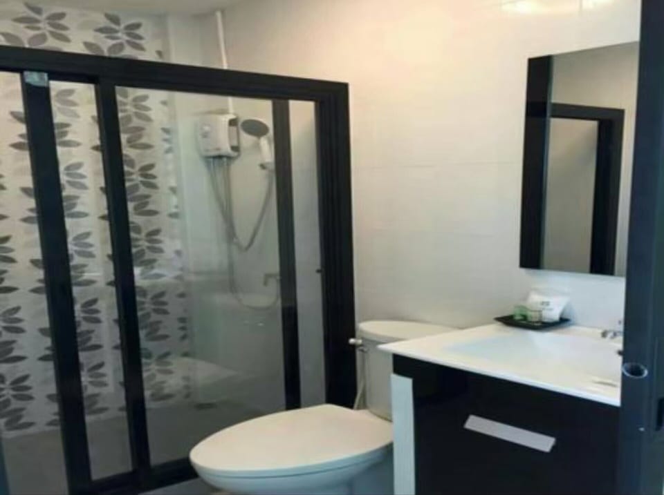 Shower, free toiletries, hair dryer, towels