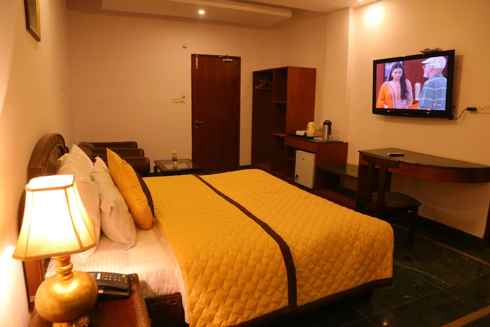 Maharaja suite | Minibar, in-room safe, desk, blackout drapes