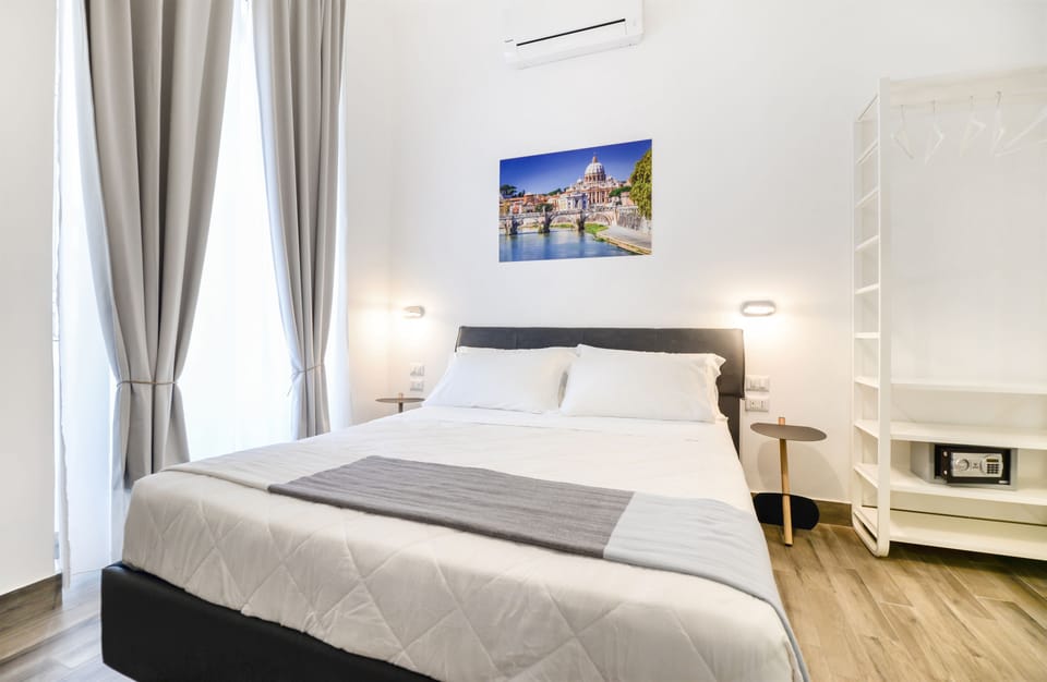 Suite, 1 Queen Bed, Bathtub | Minibar, in-room safe, desk, soundproofing