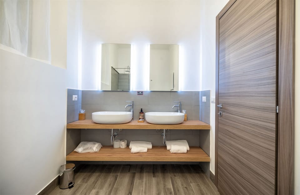 Suite, 1 Queen Bed, Bathtub | Bathroom | Hair dryer, towels, soap, shampoo