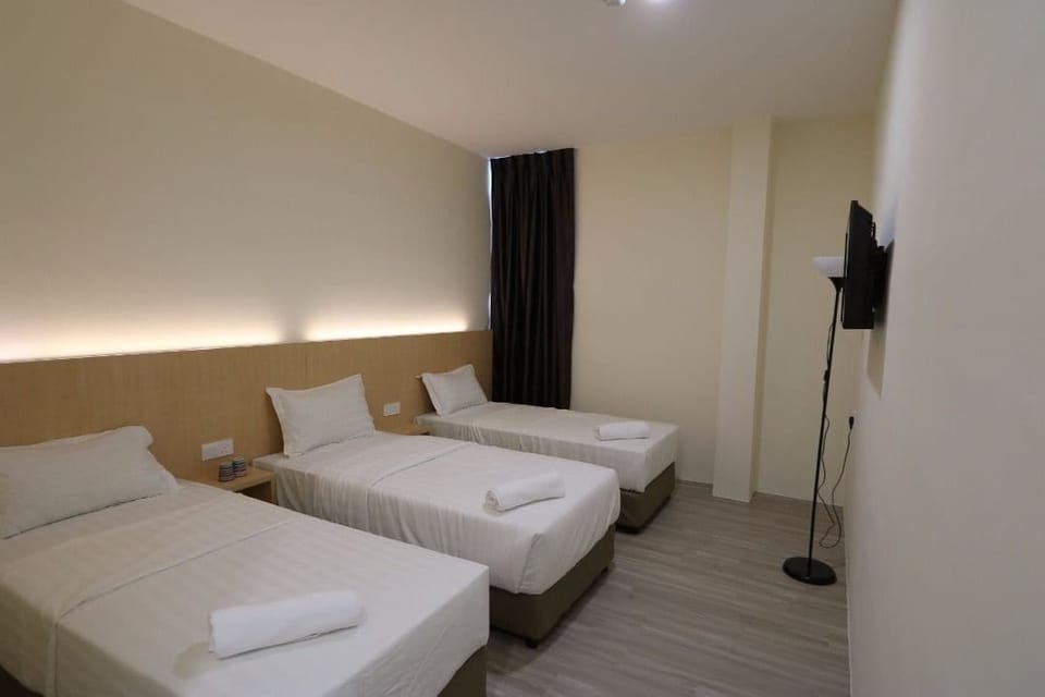 Triple Single Deluxe | Desk, iron/ironing board, free WiFi, bed sheets