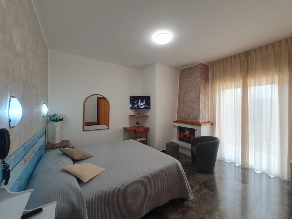 Double Room | Minibar, in-room safe, desk, cribs/infant beds