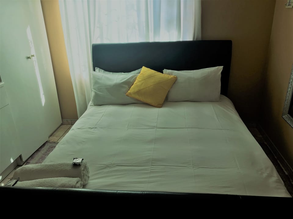 Standard Double room | Desk, soundproofing, WiFi (free), bed sheets