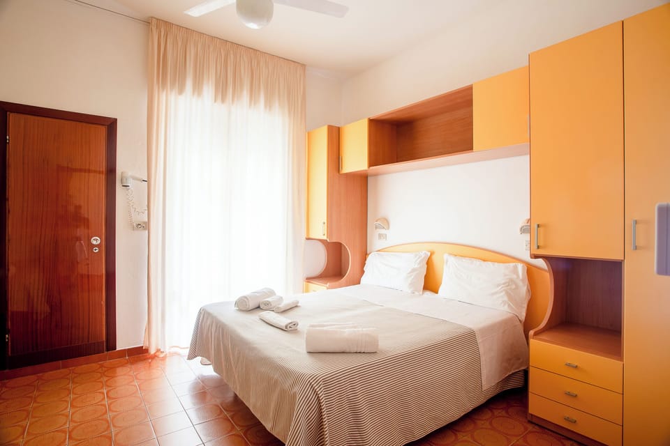 Basic Triple Room | In-room safe, desk, blackout drapes, bed sheets