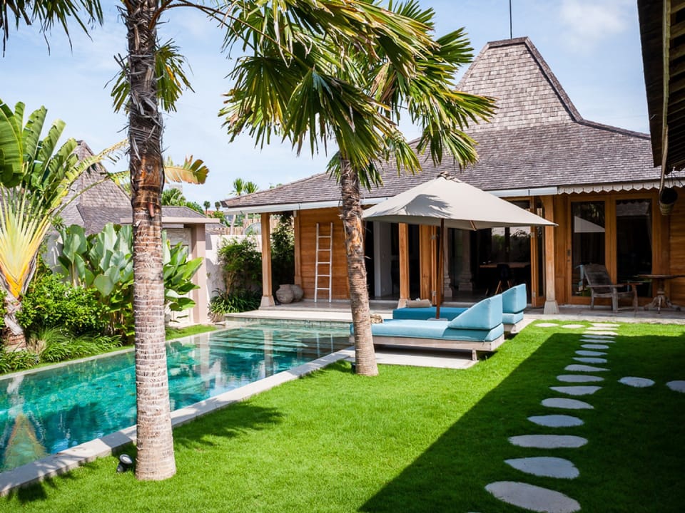 Outdoor pool, pool umbrellas, sun loungers