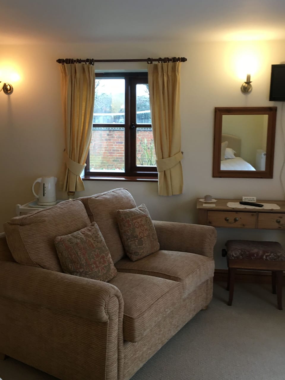 Standard Twin Room, Accessible, Ensuite (Wren's Retreat) | Individually decorated, individually furnished, iron/ironing board