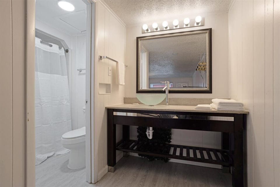 Exclusive Room, 1 King Bed, Non Smoking | Bathroom | Combined shower/tub, free toiletries, towels