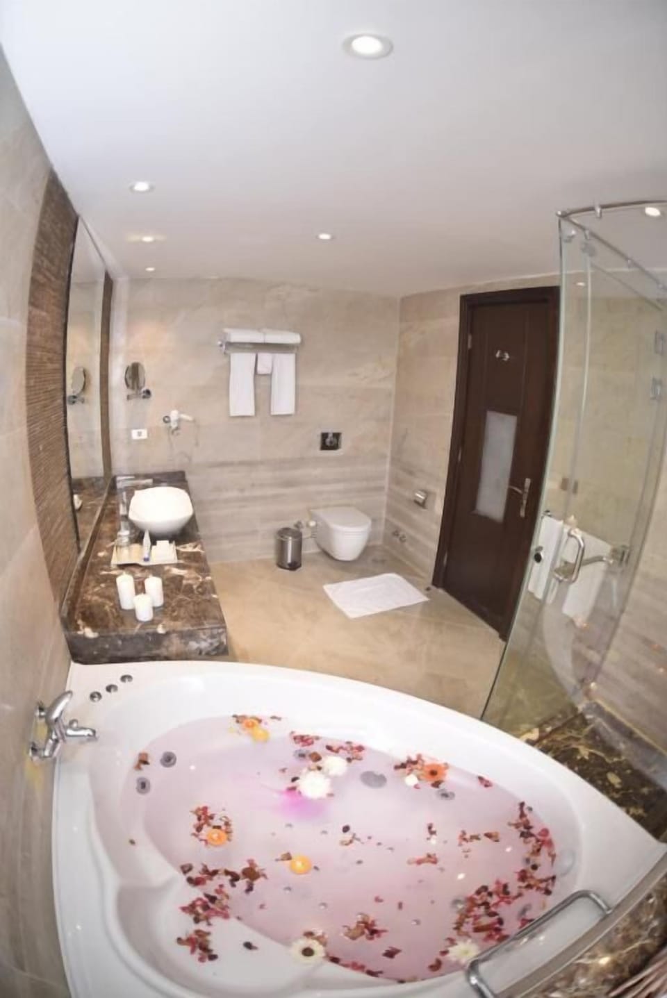 Family Apartment | Bathroom | Shower, free toiletries, hair dryer, towels