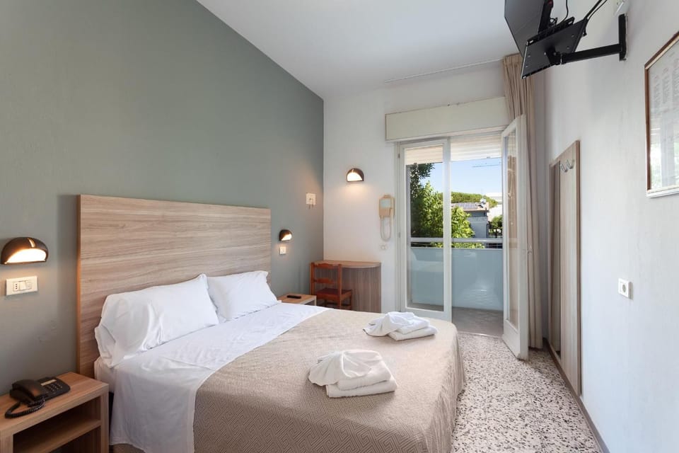 Classic Double Room | Minibar, in-room safe, desk, blackout drapes