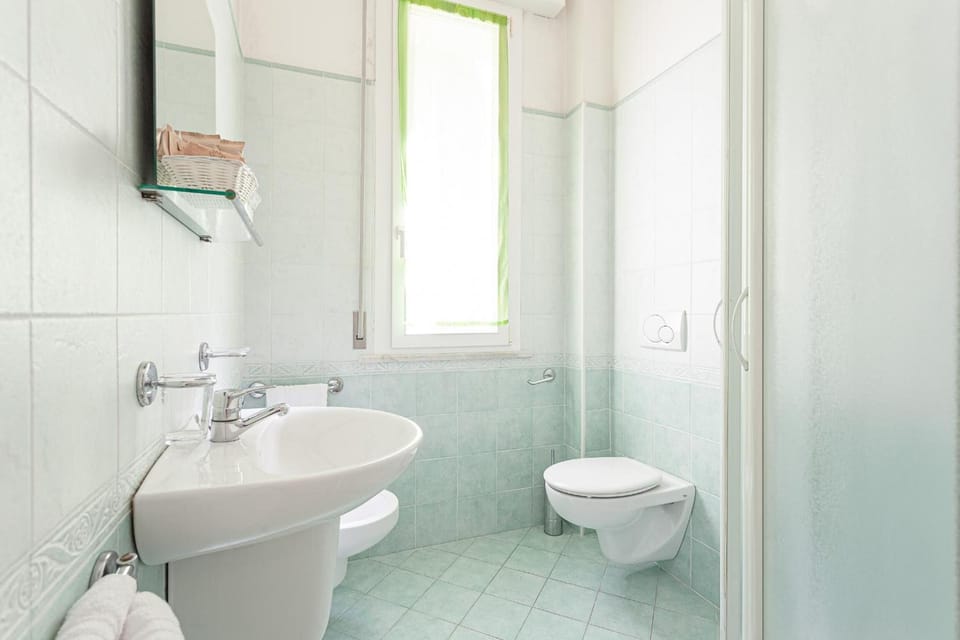 Shower, free toiletries, hair dryer, bidet