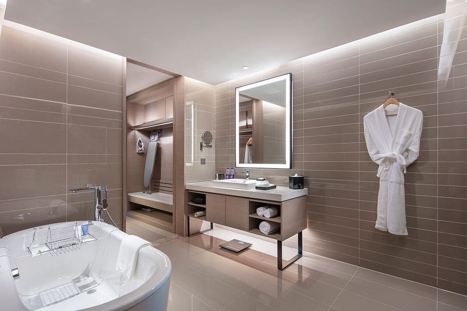 Shower, rainfall showerhead, free toiletries, hair dryer