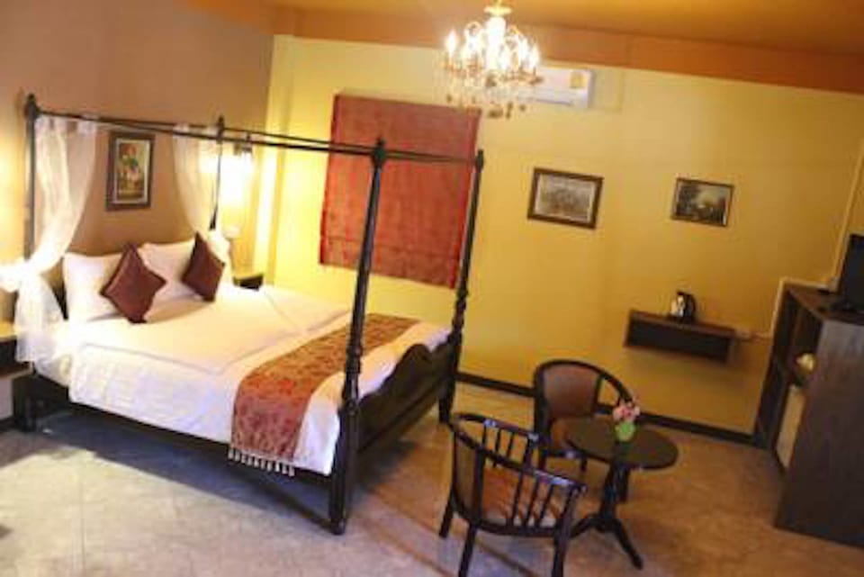 Desk, rollaway beds (surcharge), WiFi (free)