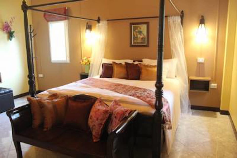 Deluxe Suite | Desk, rollaway beds (surcharge), WiFi (free)