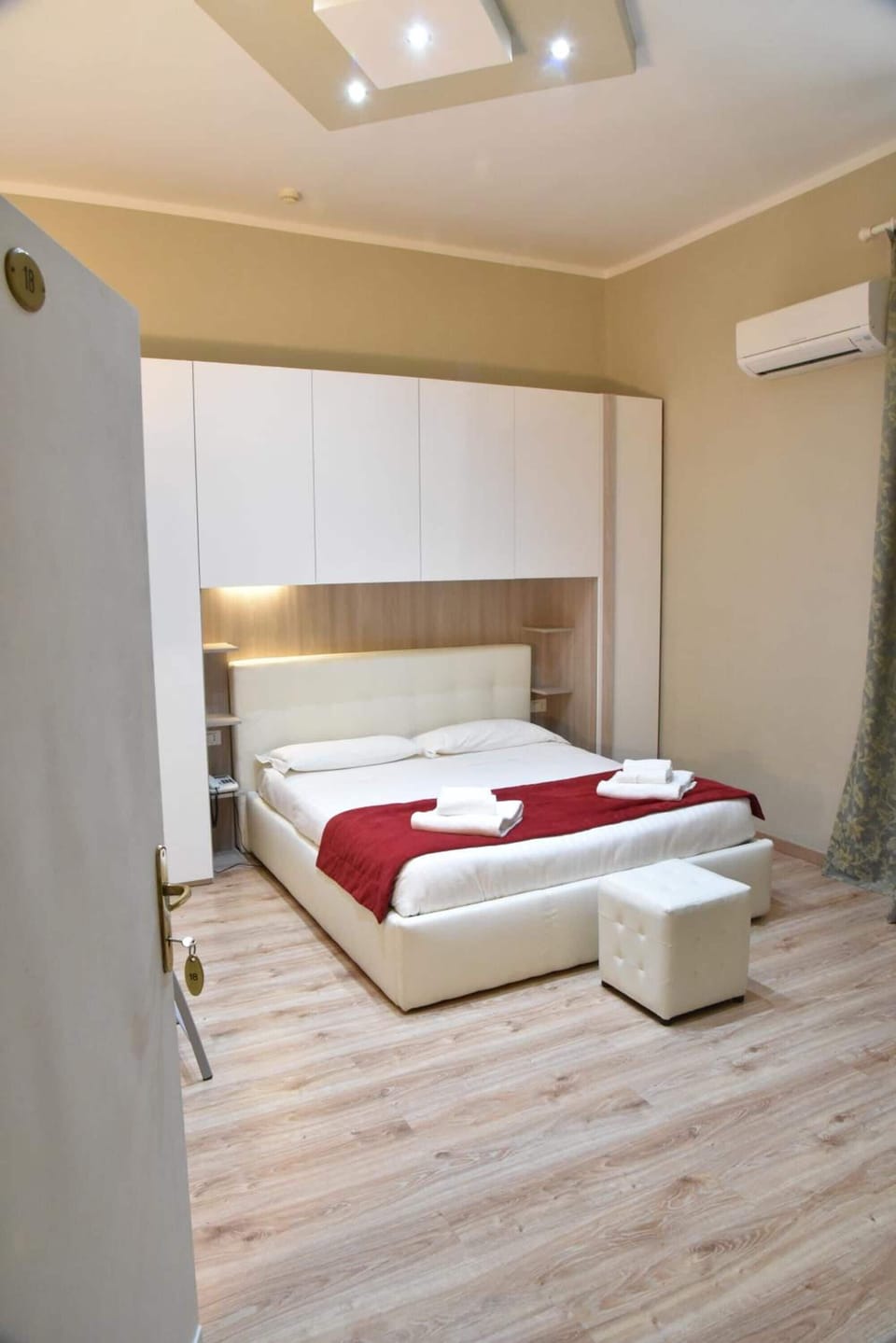 Minibar, in-room safe, desk, free WiFi
