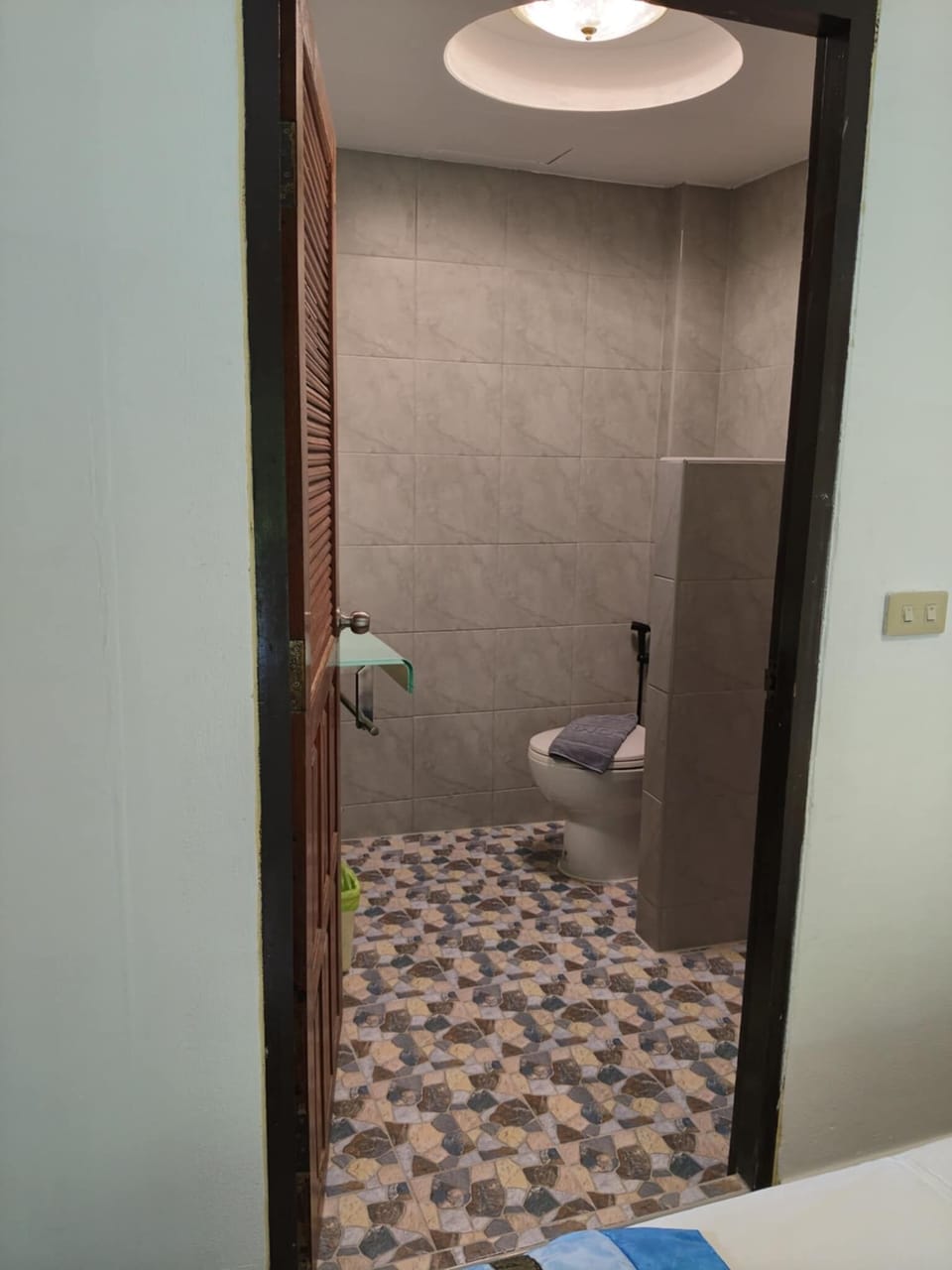 Deluxe Condo | Bathroom | Shower, rainfall showerhead, hair dryer, towels