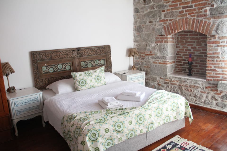 Suite 3 | Premium bedding, soundproofing, iron/ironing board, free WiFi