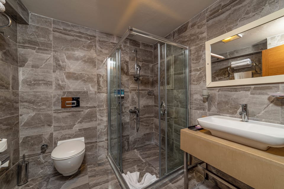 Family Room | Bathroom | Shower, free toiletries, hair dryer, slippers