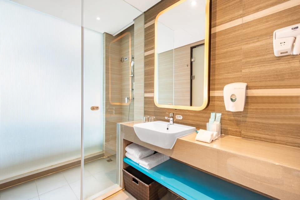 Shower, rainfall showerhead, free toiletries, hair dryer