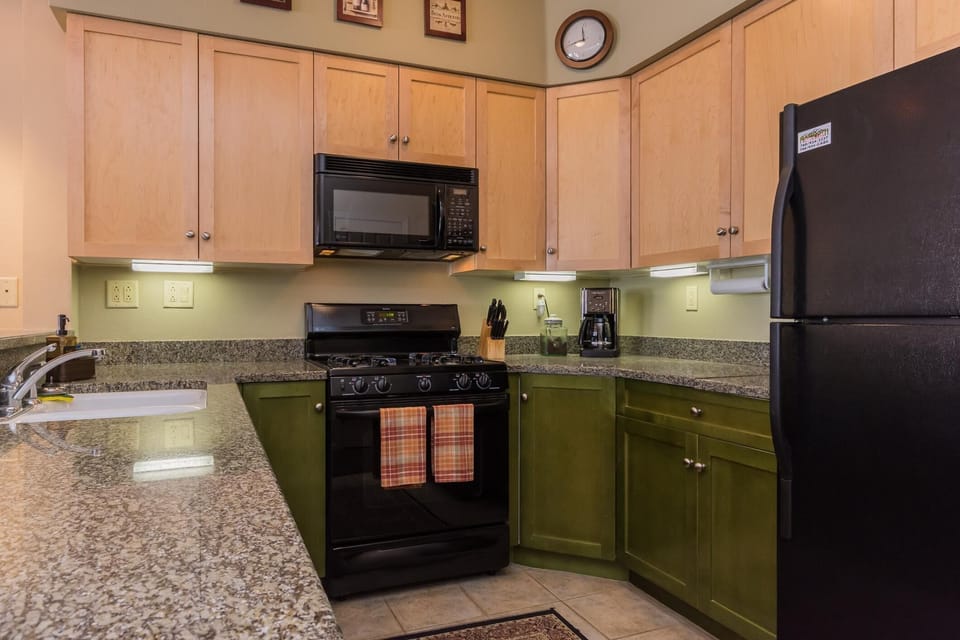Townhome, 2 Bedrooms (Mammoth Green #105) | Private kitchen | Fridge, microwave, stovetop, dishwasher