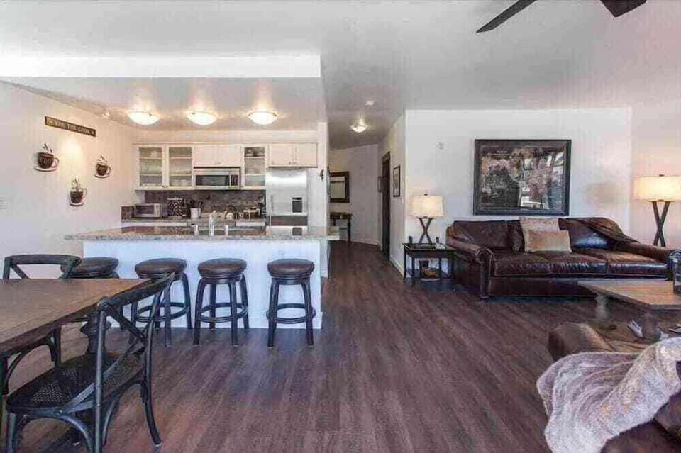 Condo, 3 Bedrooms (Village at White Mountain Lodge #2230) | In-room dining