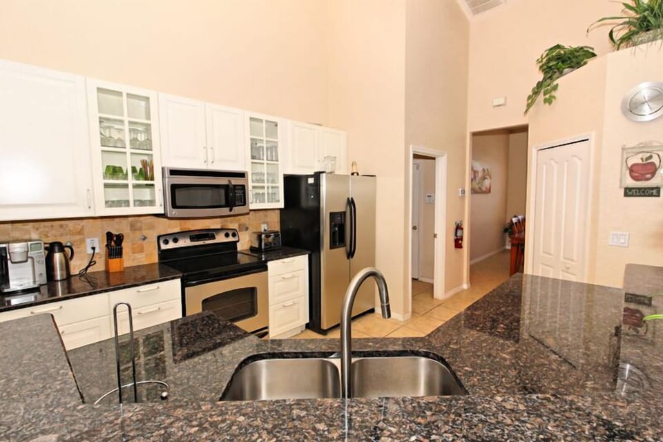 Villa, 5 Bedrooms | Private kitchen | Fridge, microwave, oven, coffee/tea maker