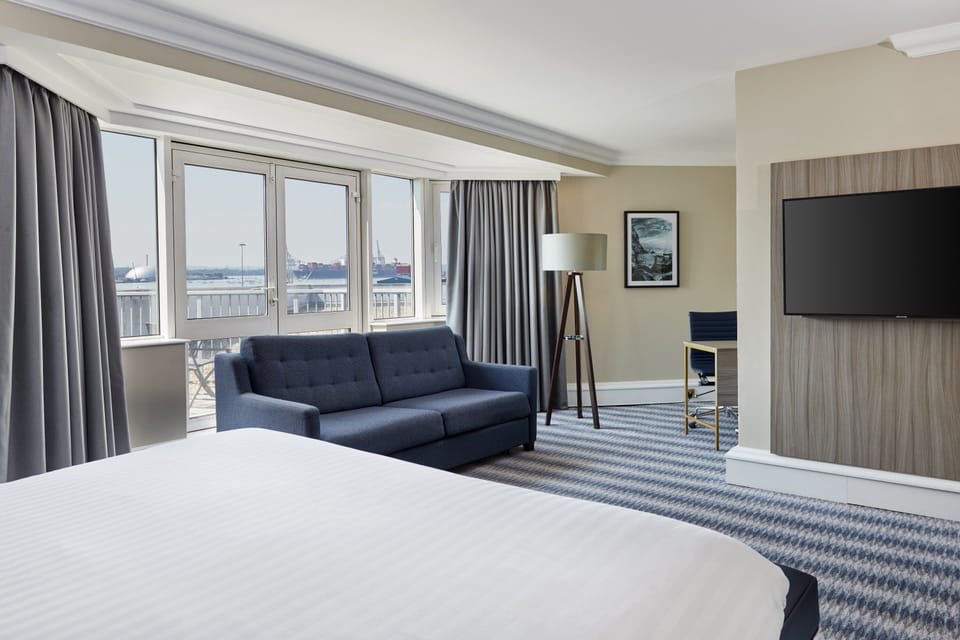 Junior Suite | Hypo-allergenic bedding, in-room safe, desk, laptop workspace