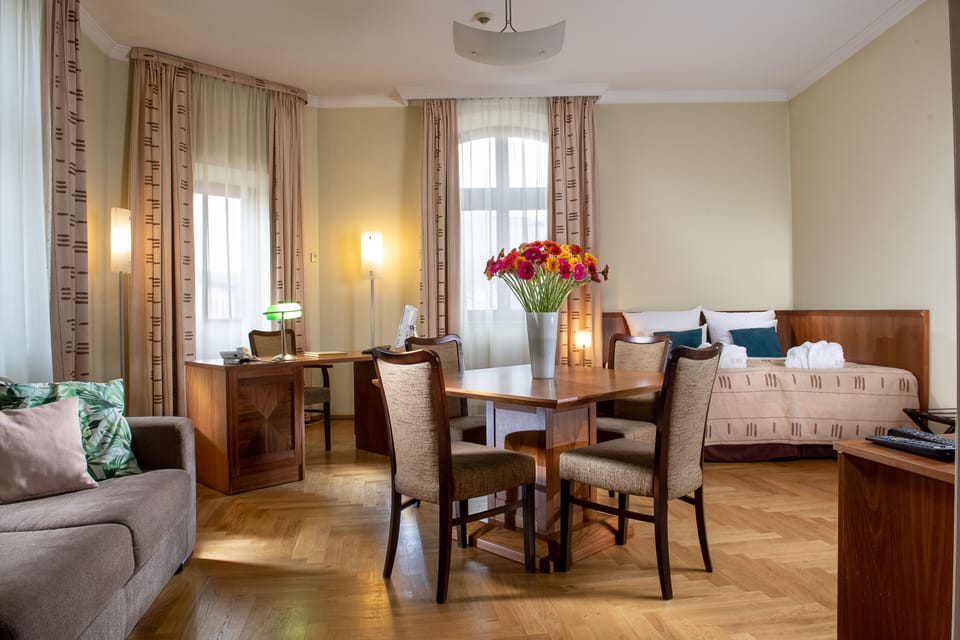 Deluxe Apartment | In-room safe, desk, blackout drapes, iron/ironing board