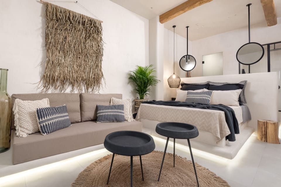 Exclusive Studio Suite | Living area | 32-inch Smart TV with satellite channels, TV