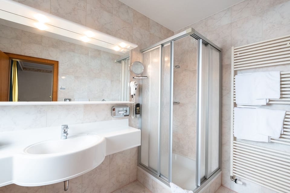 Junior Suite, Mountain View | Bathroom | Shower, free toiletries, hair dryer, bidet