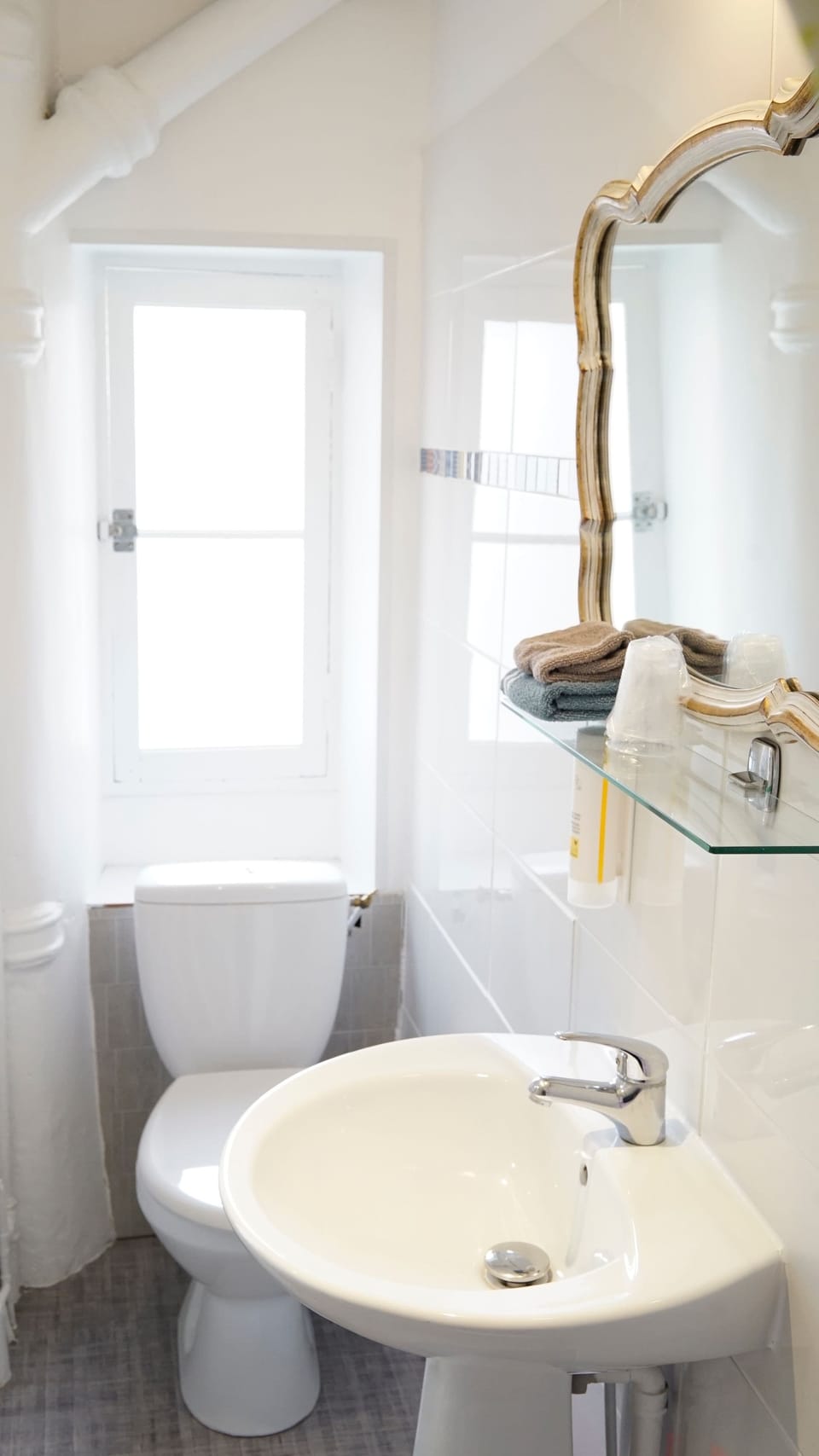 Double Room | Bathroom | Shower, free toiletries, hair dryer, towels