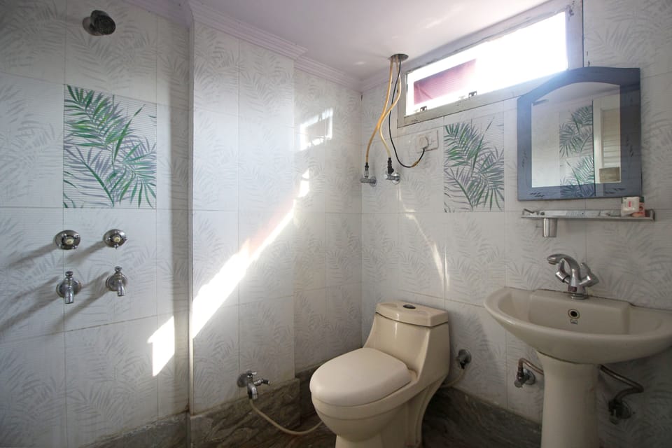 Standard Double or Twin Room, 1 Double Bed, Private Bathroom | Bathroom | Shower, free toiletries, towels