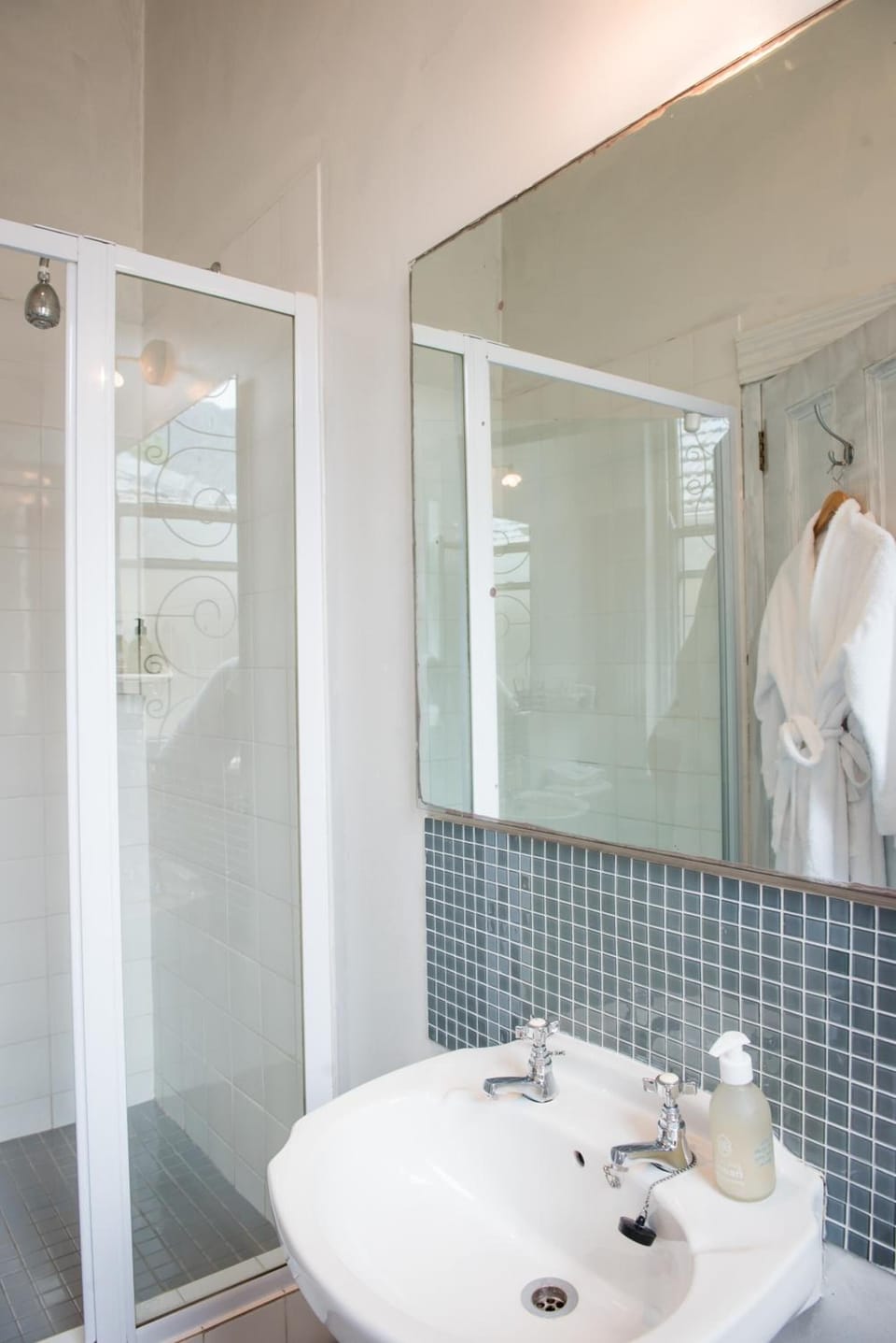 Deep soaking tub, free toiletries, hair dryer, towels
