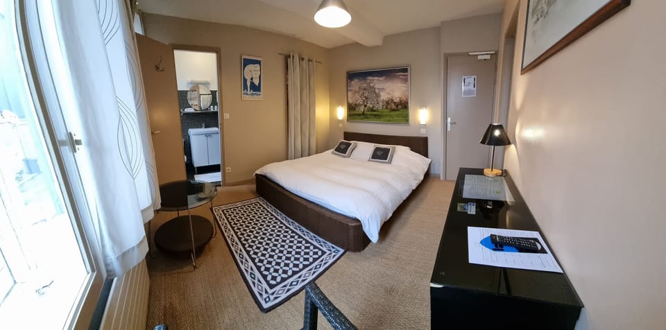 Individually decorated, individually furnished, laptop workspace