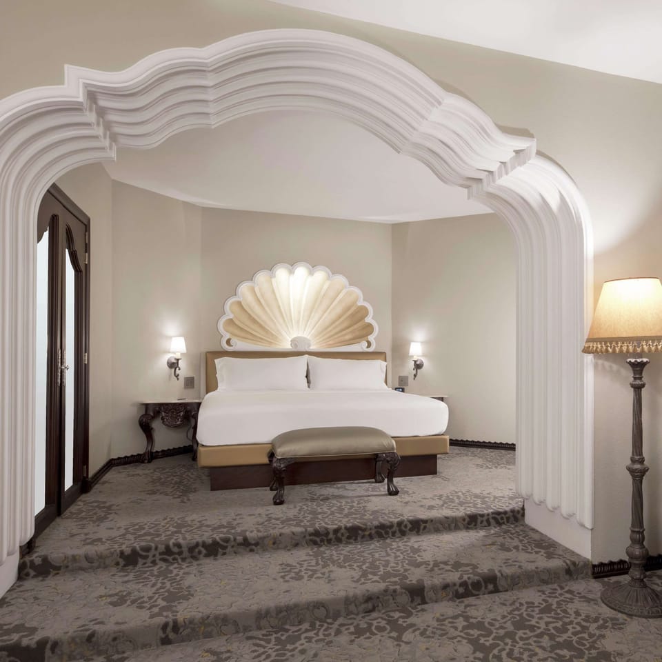 Junior Suite, 1 King Bed | Egyptian cotton sheets, hypo-allergenic bedding, down comforters