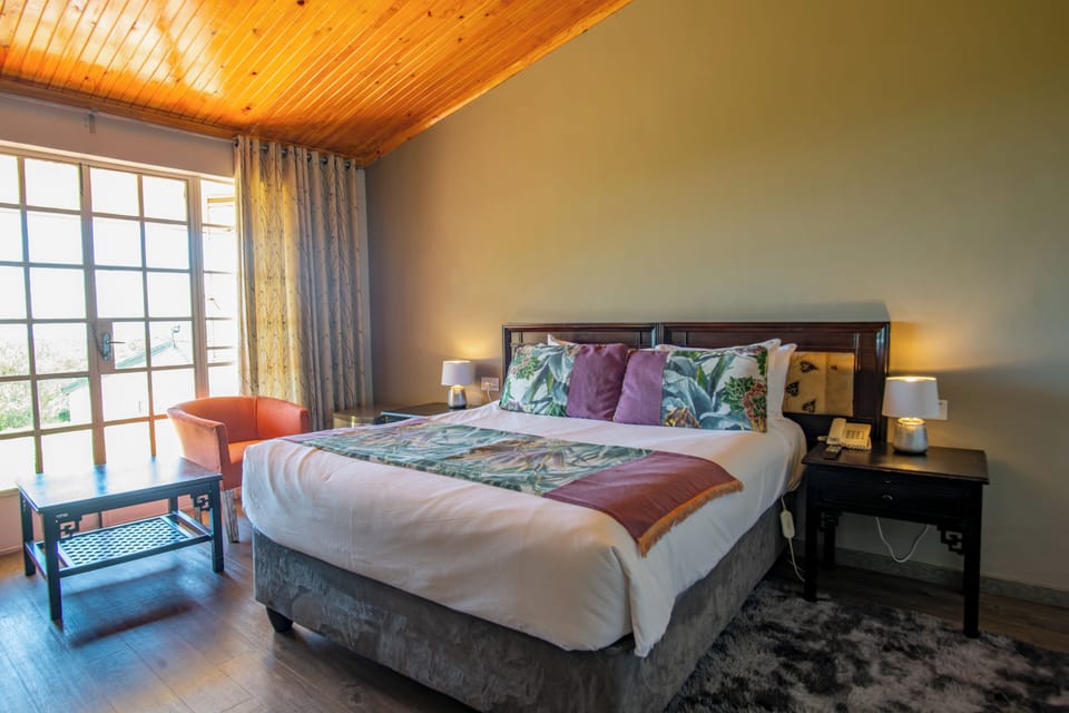 Executive Suite (2 pax) | Premium bedding, in-room safe, desk, laptop workspace