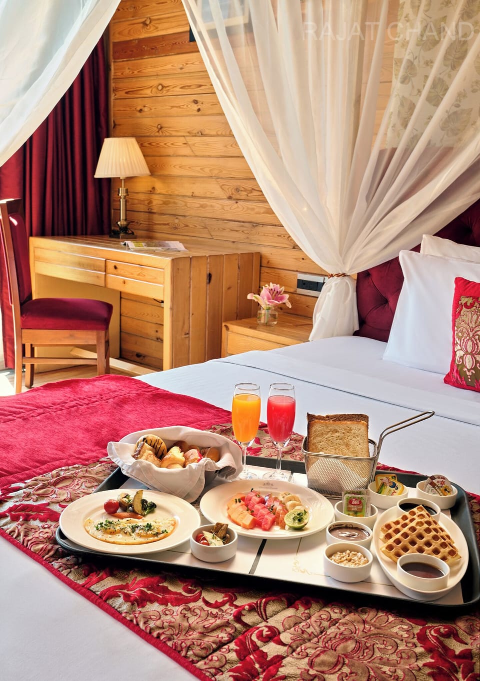 Deluxe Cottage | Minibar, in-room safe, desk, iron/ironing board