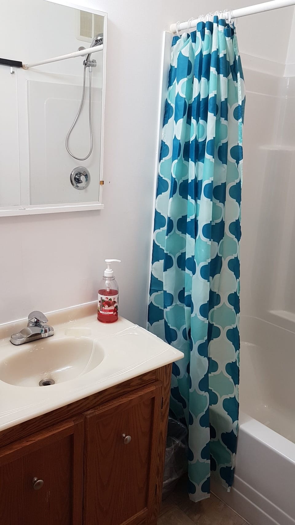 Combined shower/tub, hydromassage showerhead, free toiletries