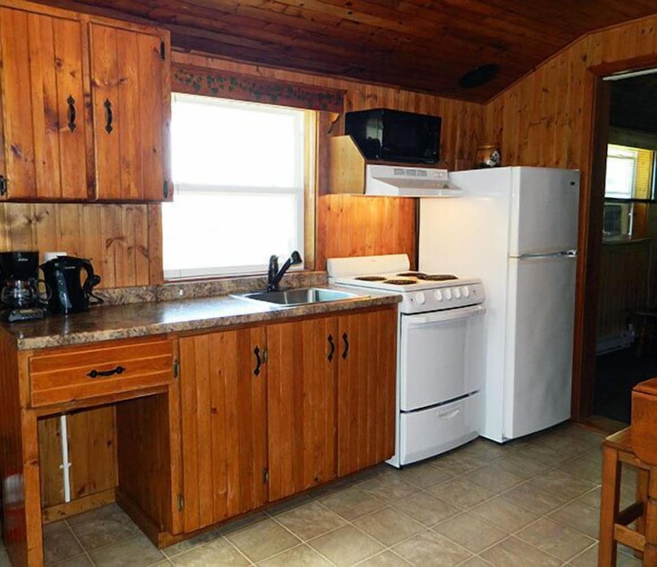 Cottage 11 | Private kitchen | Fridge, microwave, coffee/tea maker, electric kettle
