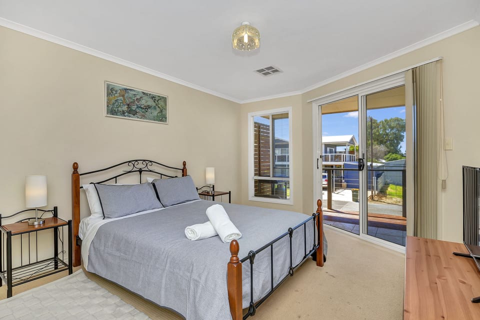 Green Reef Beach House | 4 bedrooms, soundproofing, iron/ironing board, bed sheets