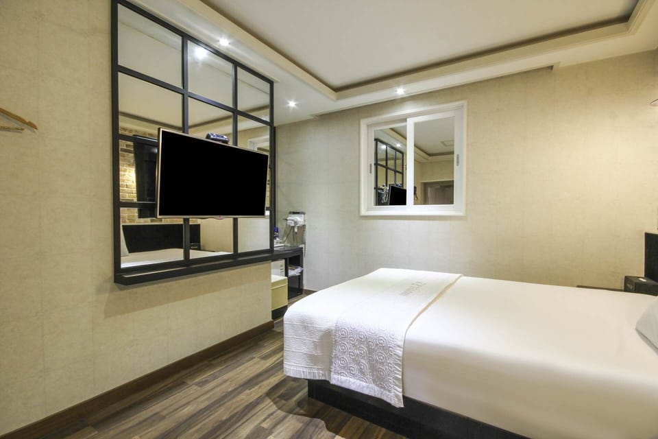 Comfort Room, 1 Queen Bed, Mountainside | Free WiFi