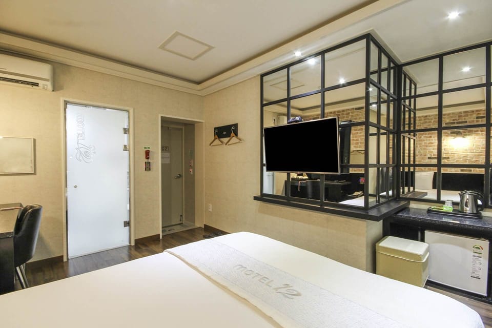 Comfort Room, 1 Queen Bed, Mountainside | Free WiFi
