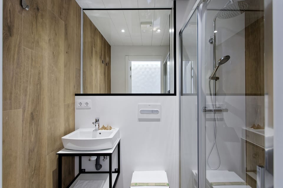 City Double Room, City View | Bathroom | Shower, free toiletries, hair dryer, towels
