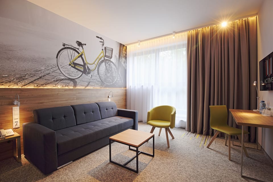 Premium Double Room, 1 King Bed | In-room safe, desk, blackout drapes, soundproofing