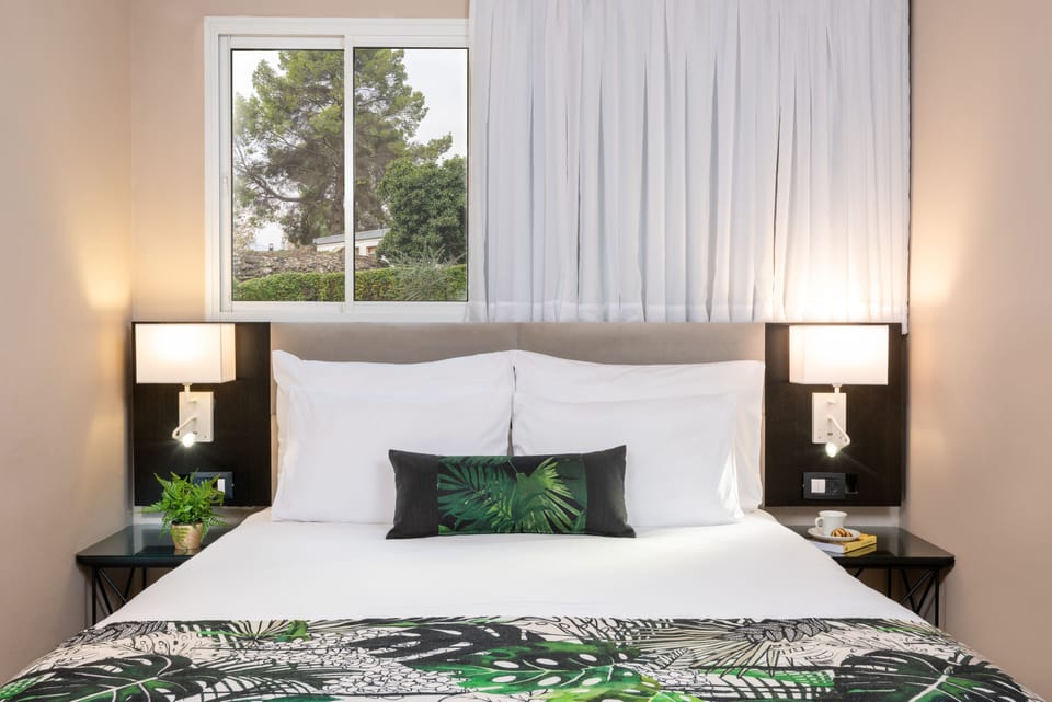 Mini Suite with Garden Access | Soundproofing, free WiFi, bed sheets
