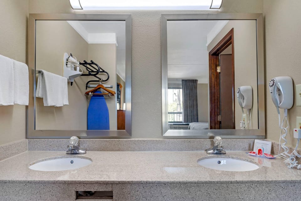 Standard Room, 1 King Bed, Non Smoking | In-room safe, iron/ironing board, free WiFi, bed sheets