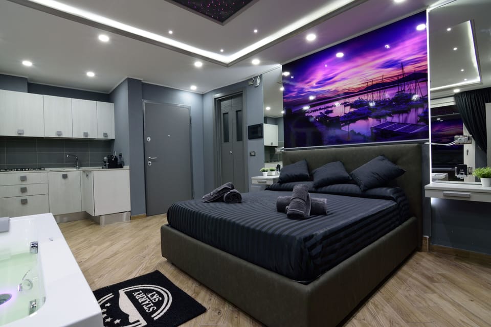Panoramic Suite, 1 Queen Bed, Non Smoking, Sea View | In-room safe, desk, blackout drapes, soundproofing
